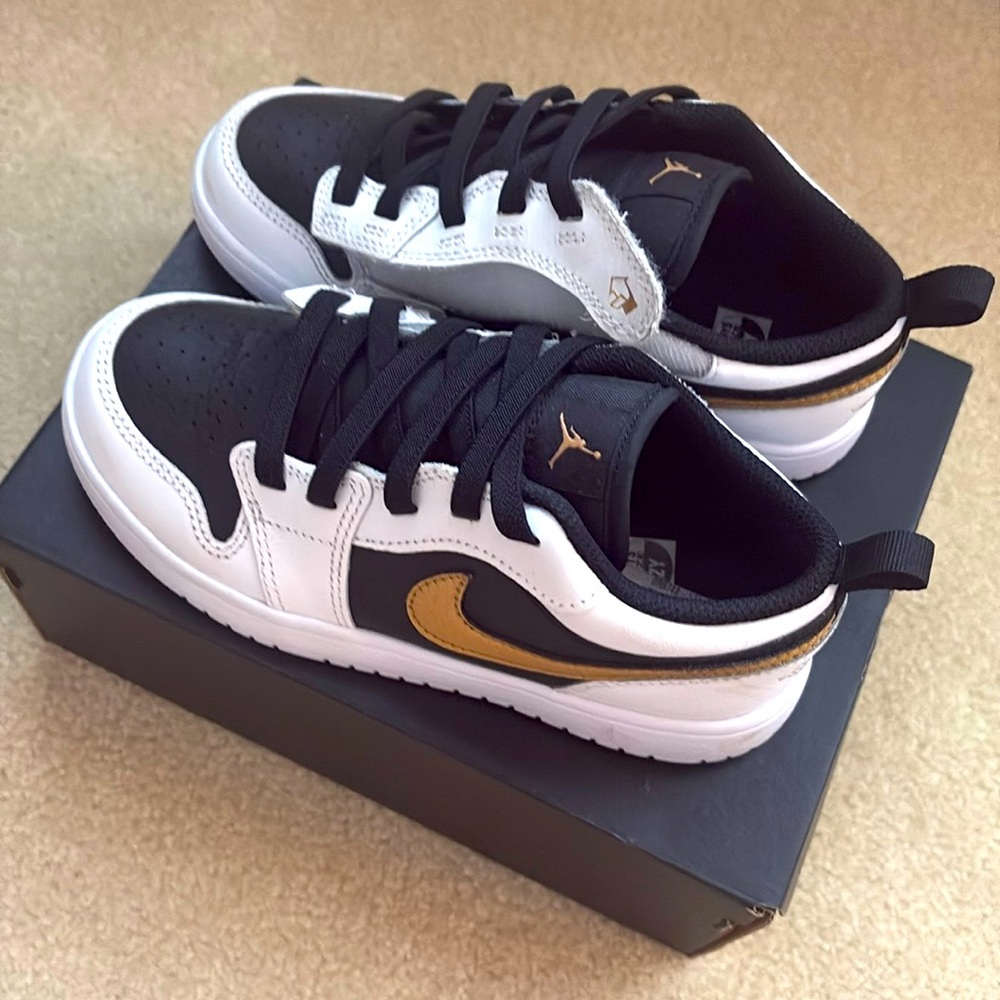 EEUC Air Jordan Low Tops in white/gold/black!  Worn once!!